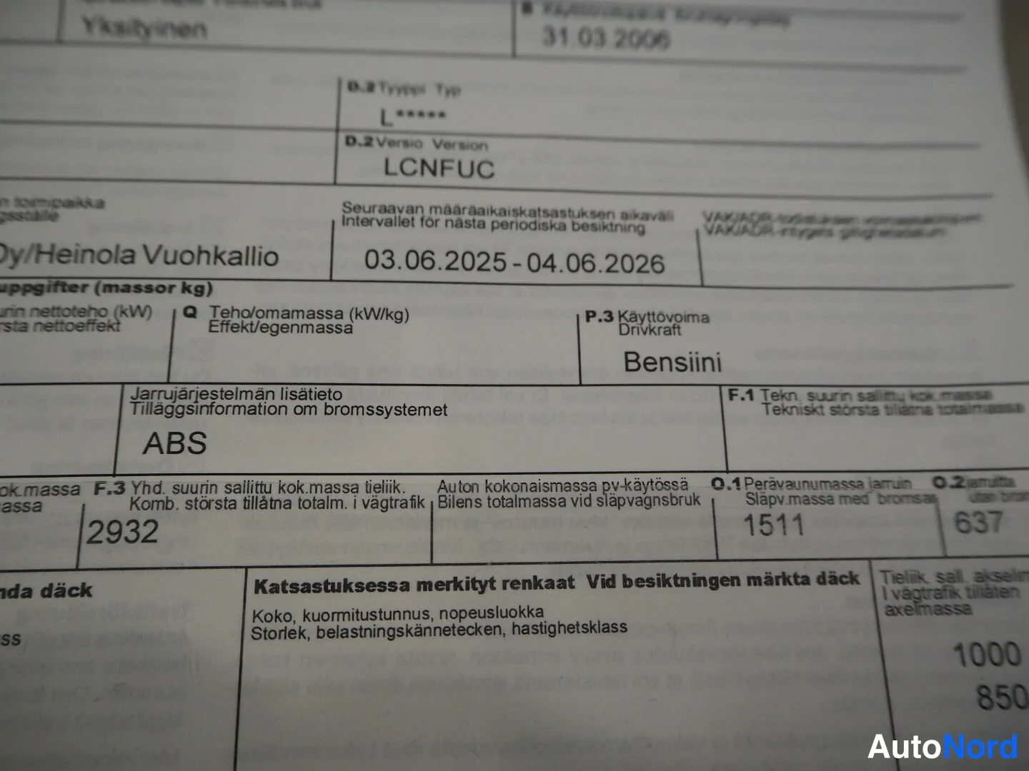 Asiakirja: Rekisteritodistus-sivu, jossa näkyvät versio LCNFUC, katsastusaika 03.06.2025-04.06.2026, käyttövoima Bensiini, ABS-jarrut ja massatiedot.