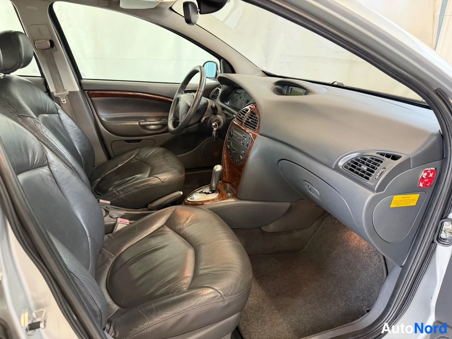 Muu: Citroenin etumatkustamo: mustat nahkaistuimet, automaattivaihteiston valitsin, puukoristeinen kojelauta ja ohjauspyörä.