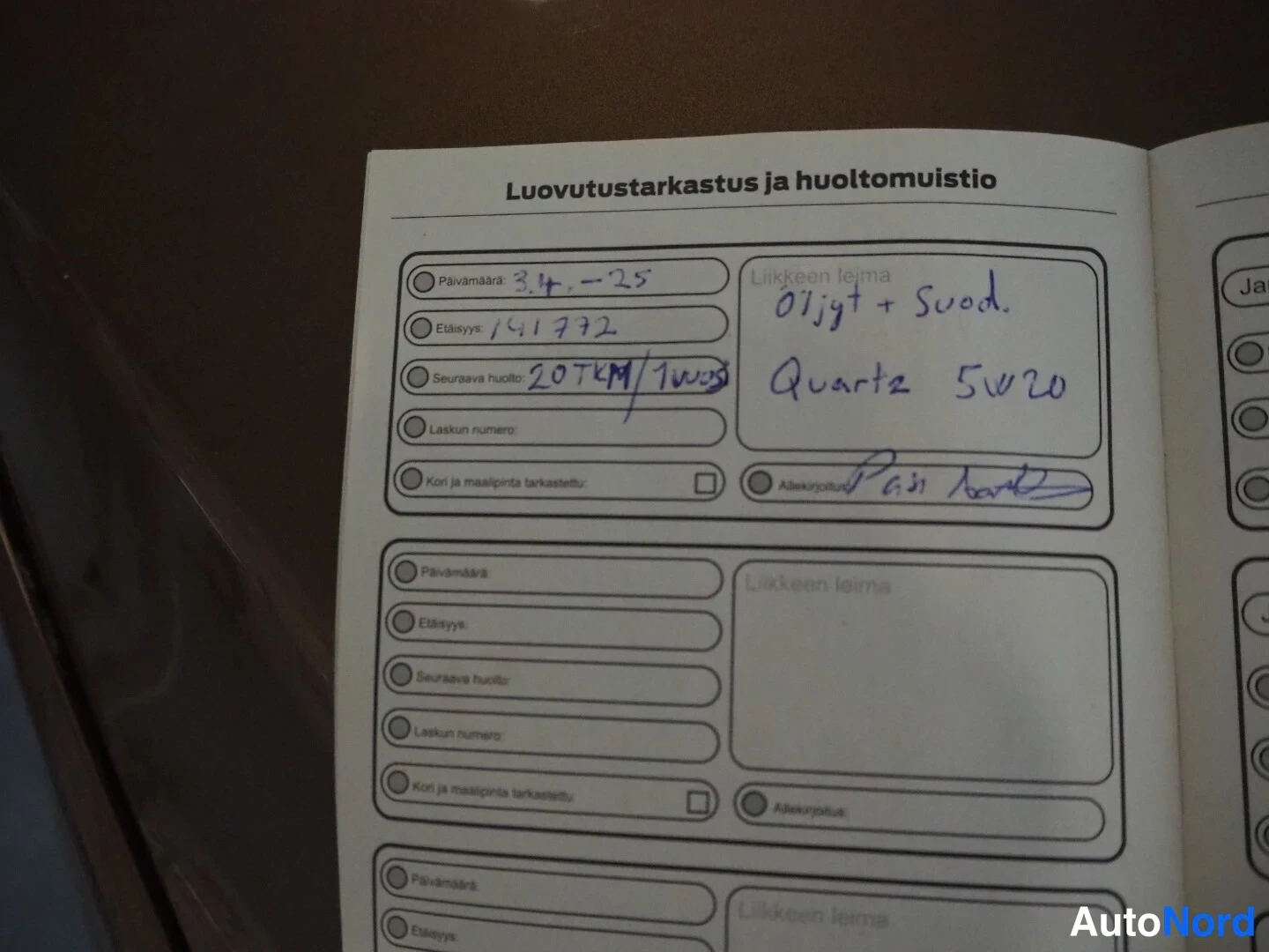 Asiakirja: Luovutustarkastus ja huoltomuistio -sivu, huolto 3.4.2025 (141772 km), jossa öljyt + suodattimet, Quartz 5W-20, ja allekirjoitus.