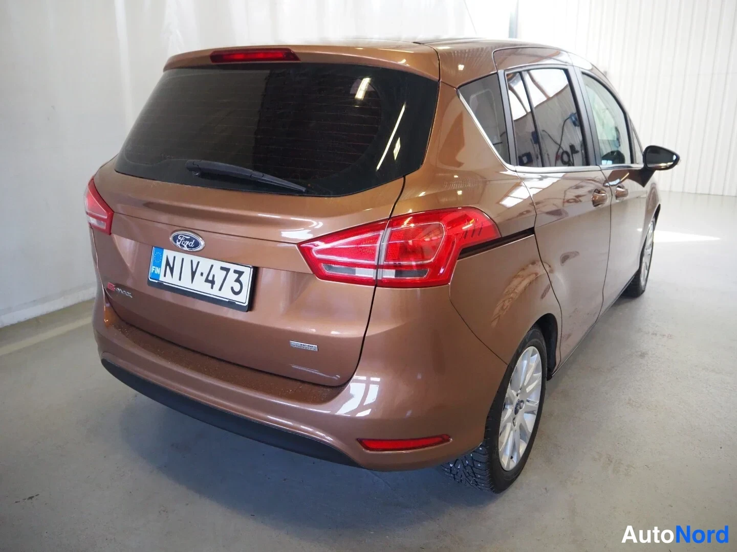 Takaviisto: Ford B-Max takakolmixonäkymä, takavalot ja Ford-merkki näkyvät, rekisteritunnus.
