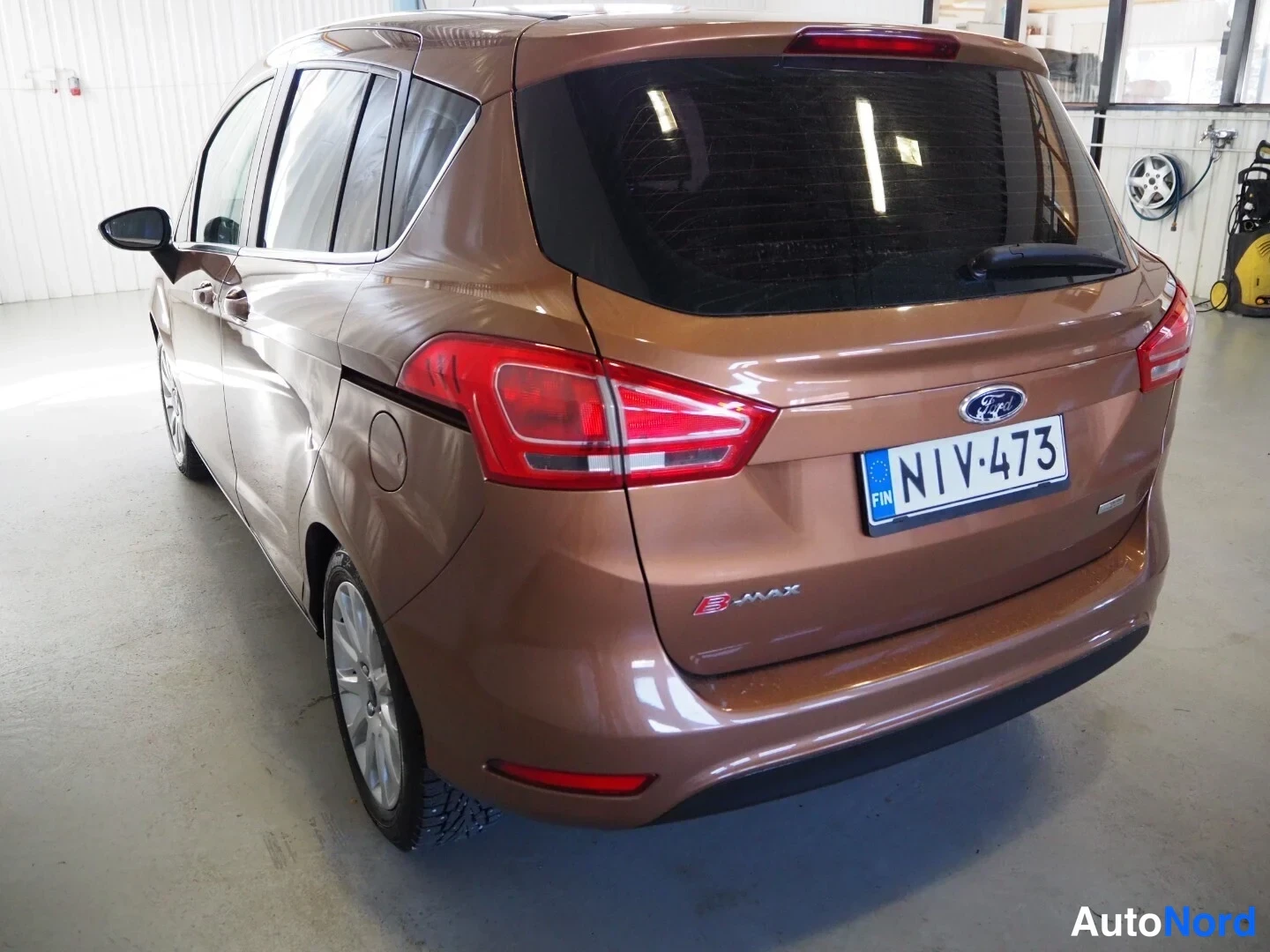 Takaviisto: Auton takaosan kolmasosa näkymä: ruskea Ford B-Max, rekisteritunnus.