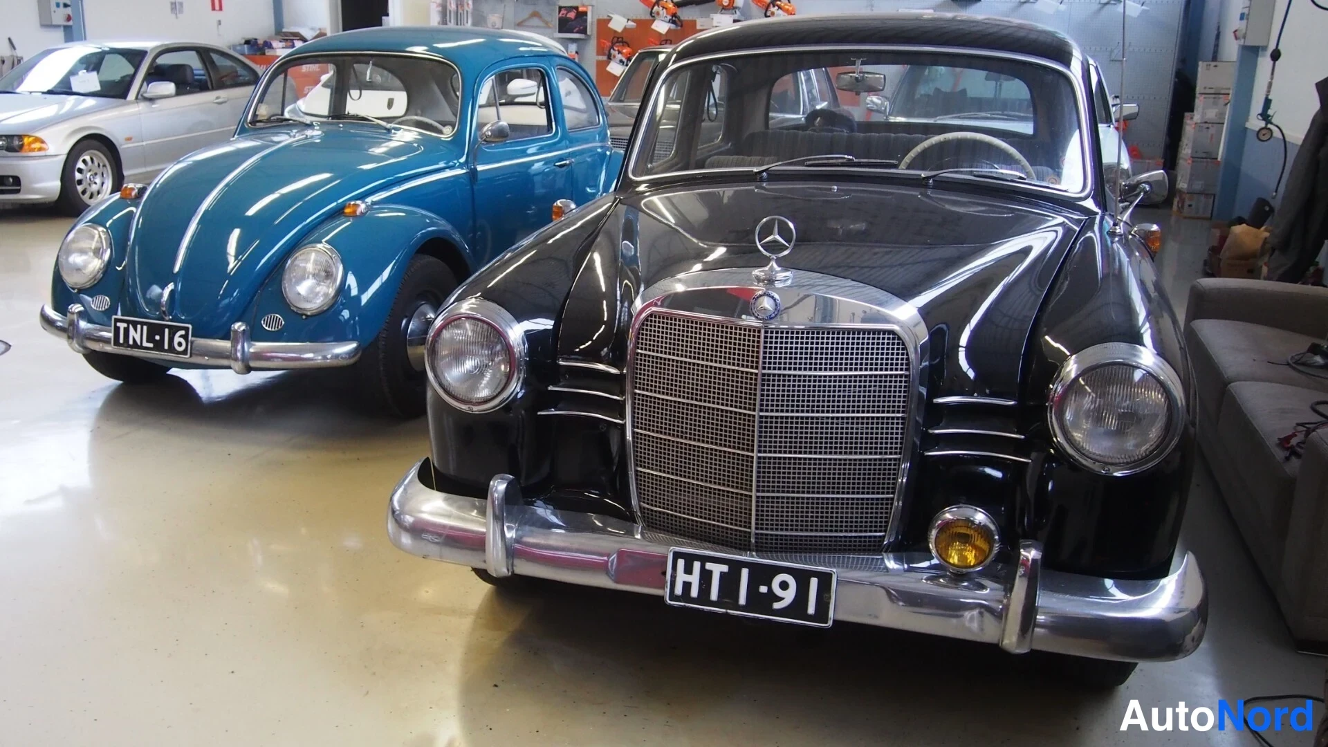 Edestä: Mercedes-Benzin musta keula etuluuteen; krominen jäähdytinsäleikkö ja pyöreät ajovalot, rekisterikilpi.