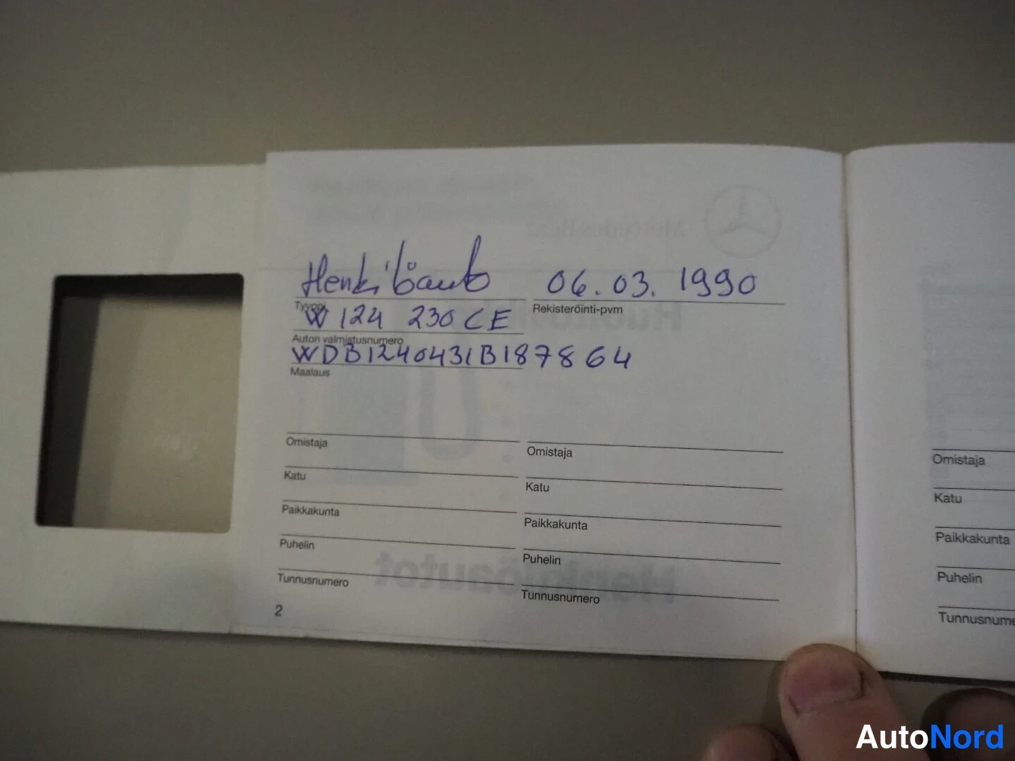Muu: Mercedes-Benzin huoltokirjan avaus­sivu käsin täytettynä: W 124 230 CE, rekisteröintipäivä 06.03.1990 ja runkonumero WDB1240431B187864.