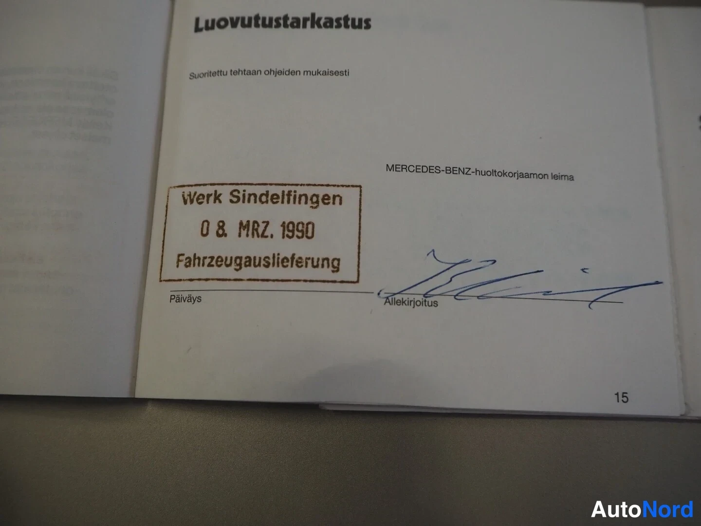 Muu: Huoltokirjan Luovutustarkastus-sivu, jossa sinetti 'Werk Sindelfingen 08. MRZ. 1990 Fahrzeugauslieferung' ja sininen allekirjoitus.