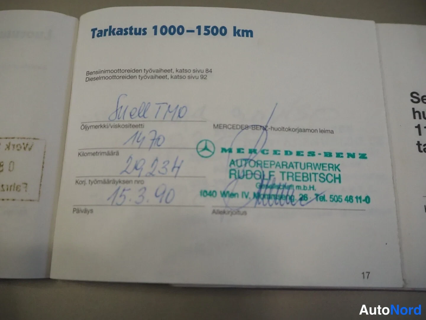 Yksityiskohta: Huoltokirjan sivu 17: Tarkastus 1000–1500 km, käsinkirjoituksin merkitty Mercedes-Benz-huoltokorjaamon leima.