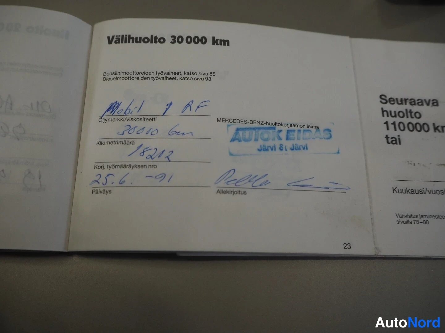 Yksityiskohta: Huoltokirjan sivu 23: Välihuolto 30 000 km, käsinkirjoitettu merkintä ja AUTOK EIDAS -leima.