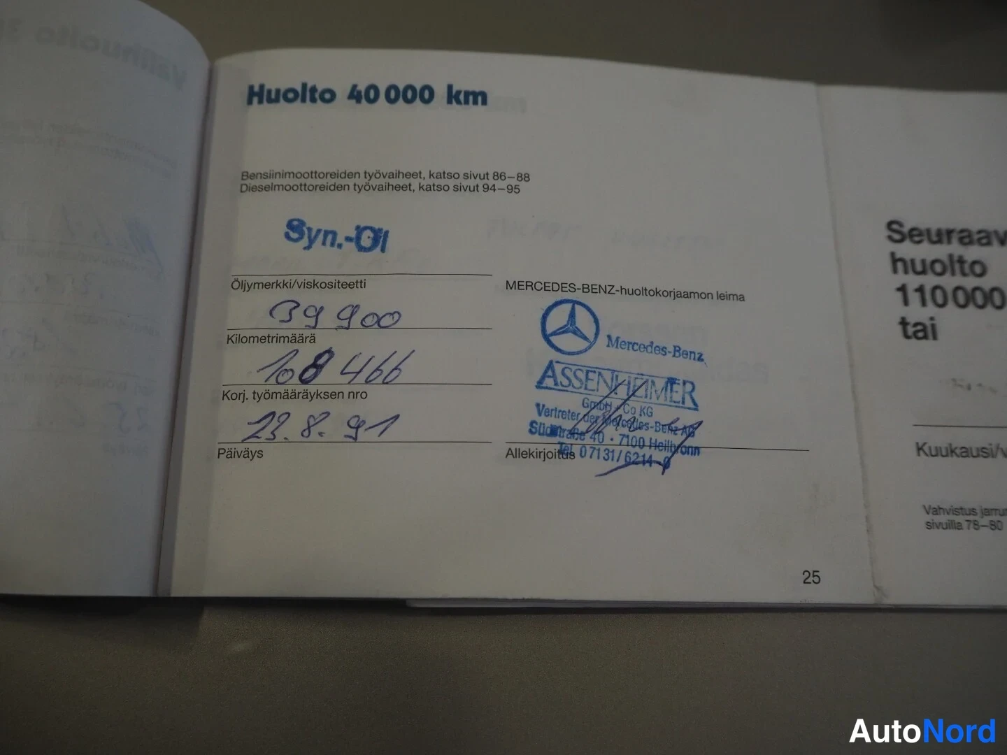 Asiakirja: Huoltokirjan sivu 25: Huolto 40 000 km, käsin kirjatut tiedot ja Mercedes-Benz-huoltokorjaamon leima.