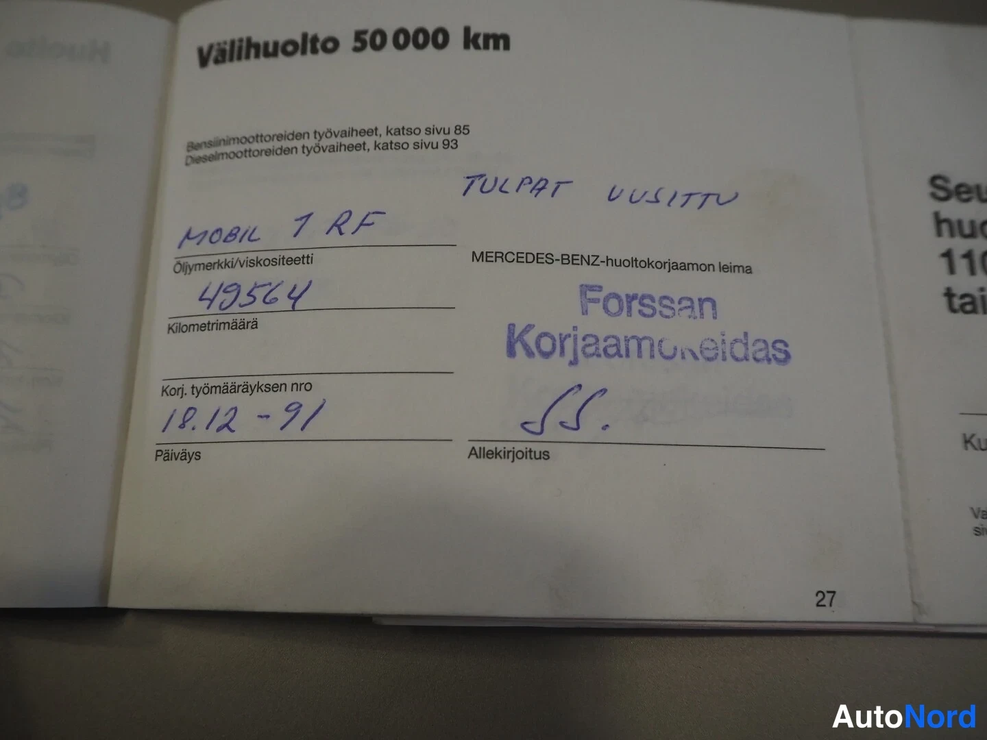 Asiakirja: Huoltokirjan sivu 27: Välihuolto 50 000 km, merkinnät ja Forssan Korjaamo-Keidas -leima.