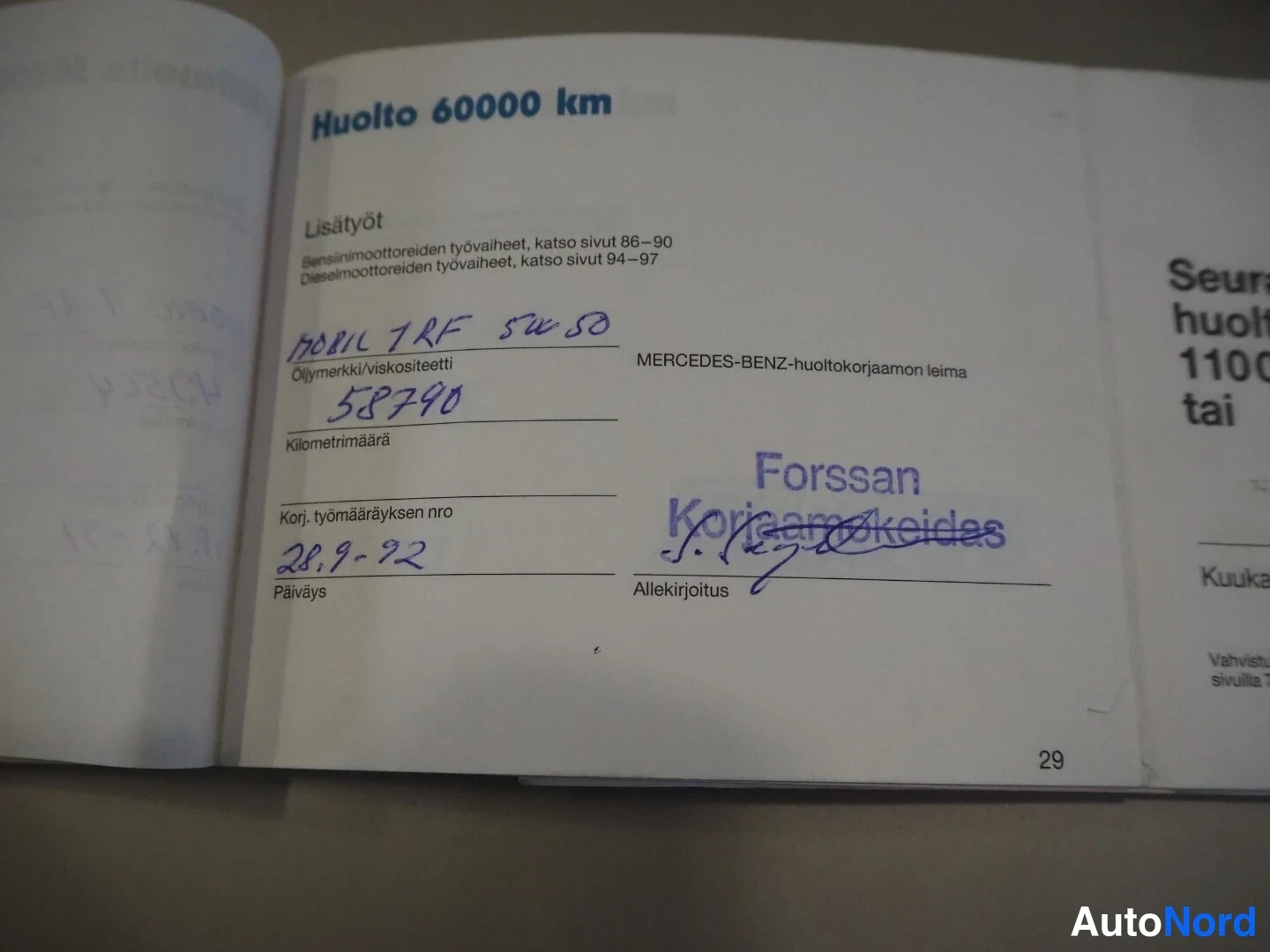 Asiakirja: Huoltokirjan sivu 29: Huolto 60 000 km, merkinnät ja Forssan Korjaamo-Keidas -leima.