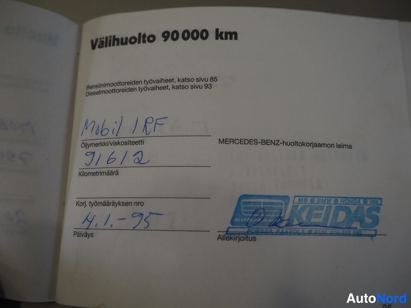 Muu: Huoltokirjan sivu otsikolla Välihuolto 90 000 km, käsin kirjoitettuja merkintöjä ja Keidas-leima.