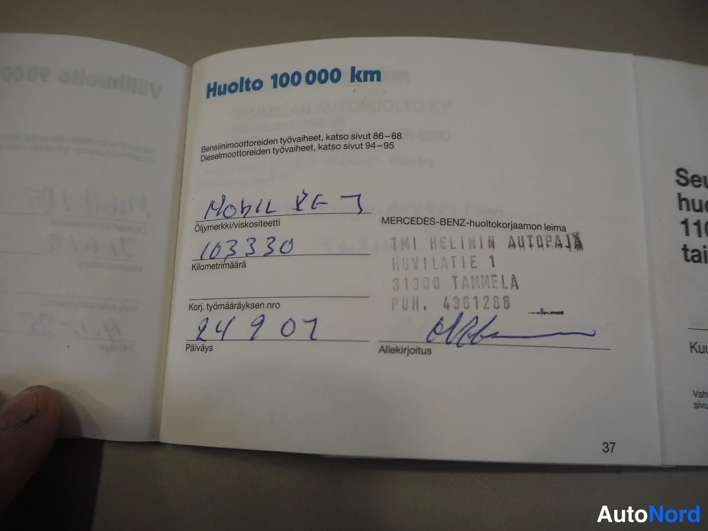 Muu: Huoltokirjan sivu otsikolla Huolto 100 000 km, käsin kirjoitettuja merkintöjä ja Tammelan Autohuolto Ky:n leima.