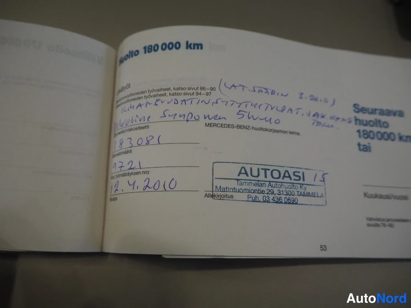 Muu: Huoltokirjan sivu 53: huolto 180 000 km, käsin kirjoitettuja merkintöjä ja AUTOASI-tamppelalaisen huoltoliikkeen leima.