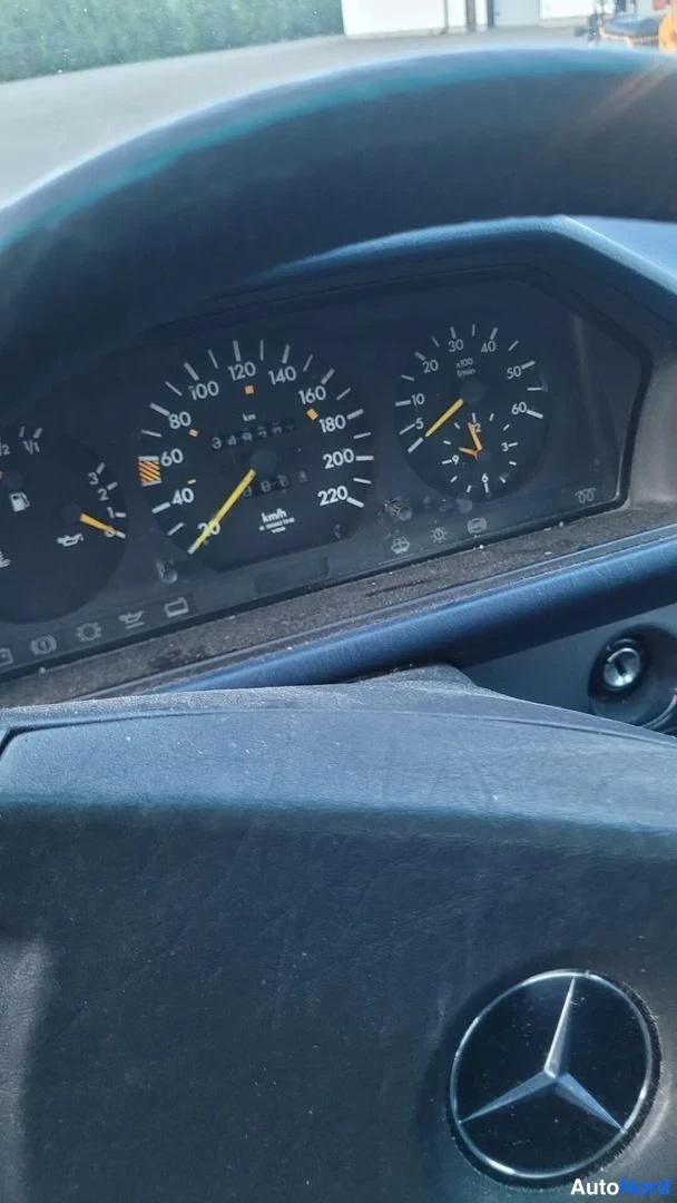 Muu: Mittariston lähikuvat: nopeusmittari asteikolla 0–220 km/h, kierroslukumittari ja polttoainemittari.