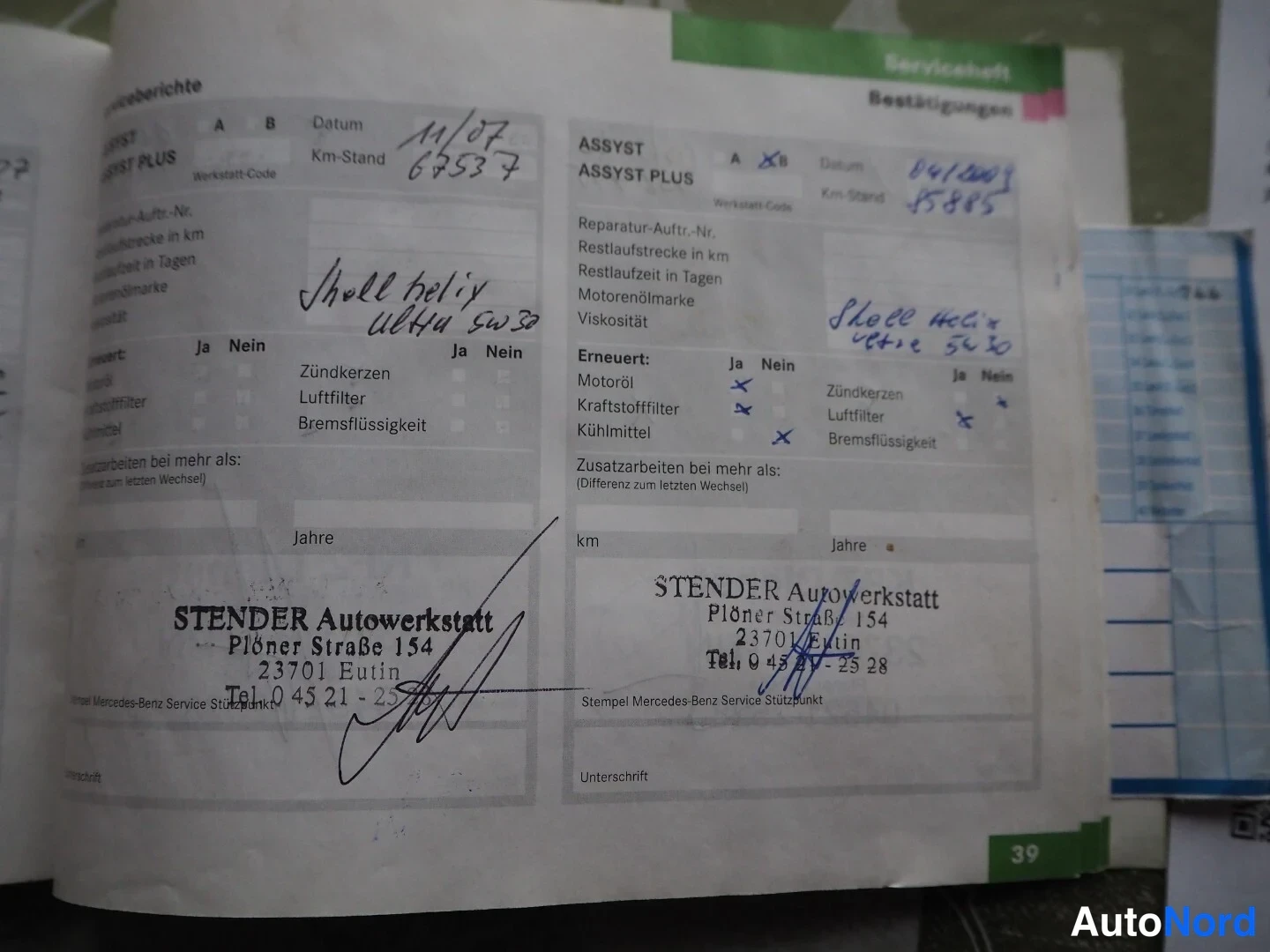 Asiakirja: Auki avatun Mercedes-Benzin huoltokirjan sivu 39, kaksi ASSYST-huoltoleimaa Stender Autowerkstatt -huoltamolta