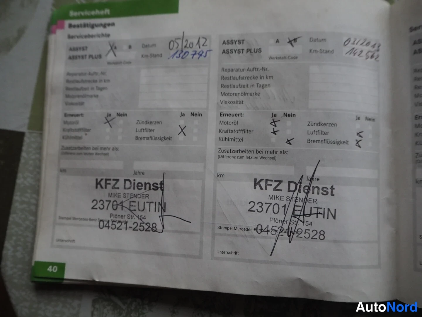 Asiakirja: Huoltokirjan sivu 40 kahdella huoltomerkinnällä, KFZ Dienst Eutin -leimalla ja käsinkirjoitetut numerot 130795 ja 142562