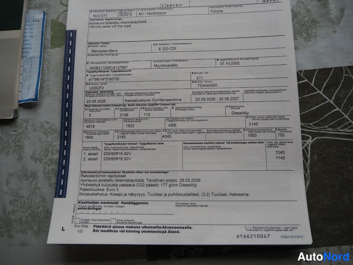 Muu: Käsialalla täytetty ajoneuvon rekisteri-ilmoitus, joka koskee Mercedes-Benz E 220 CDI -henkilöautoa, rekisteritunnus.