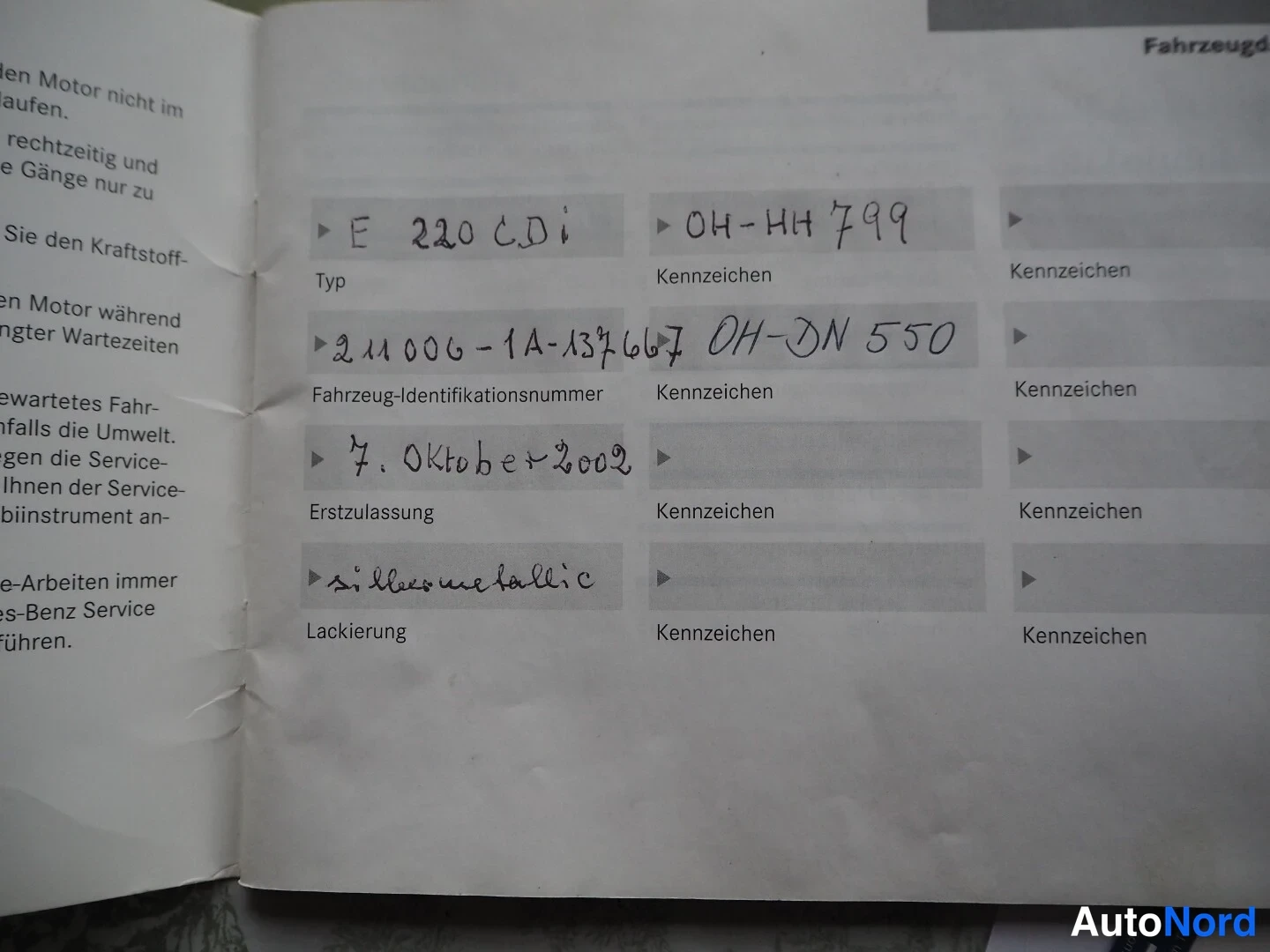 Asiakirja: Auki avatun ajoneuvon dokumentin sivu, johon on käsin kirjoitettu tyyppi E 220 CDi, rekisteritunnus OH-HH 799, vin-numero 211006-1A-137667, rekisteritunnus OH-J