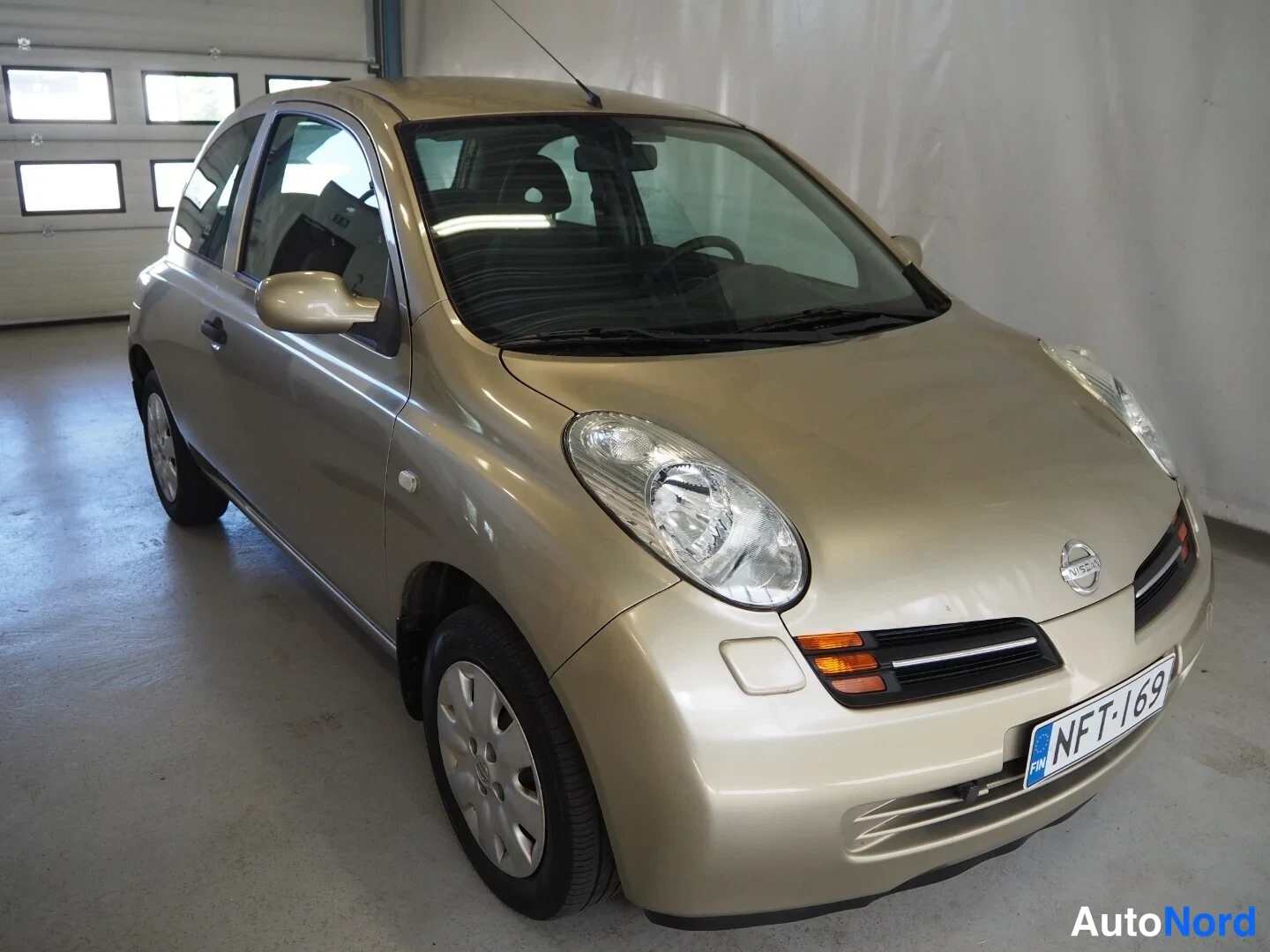 Etuviisto, nokka oikealle: Nissan Micra 2004