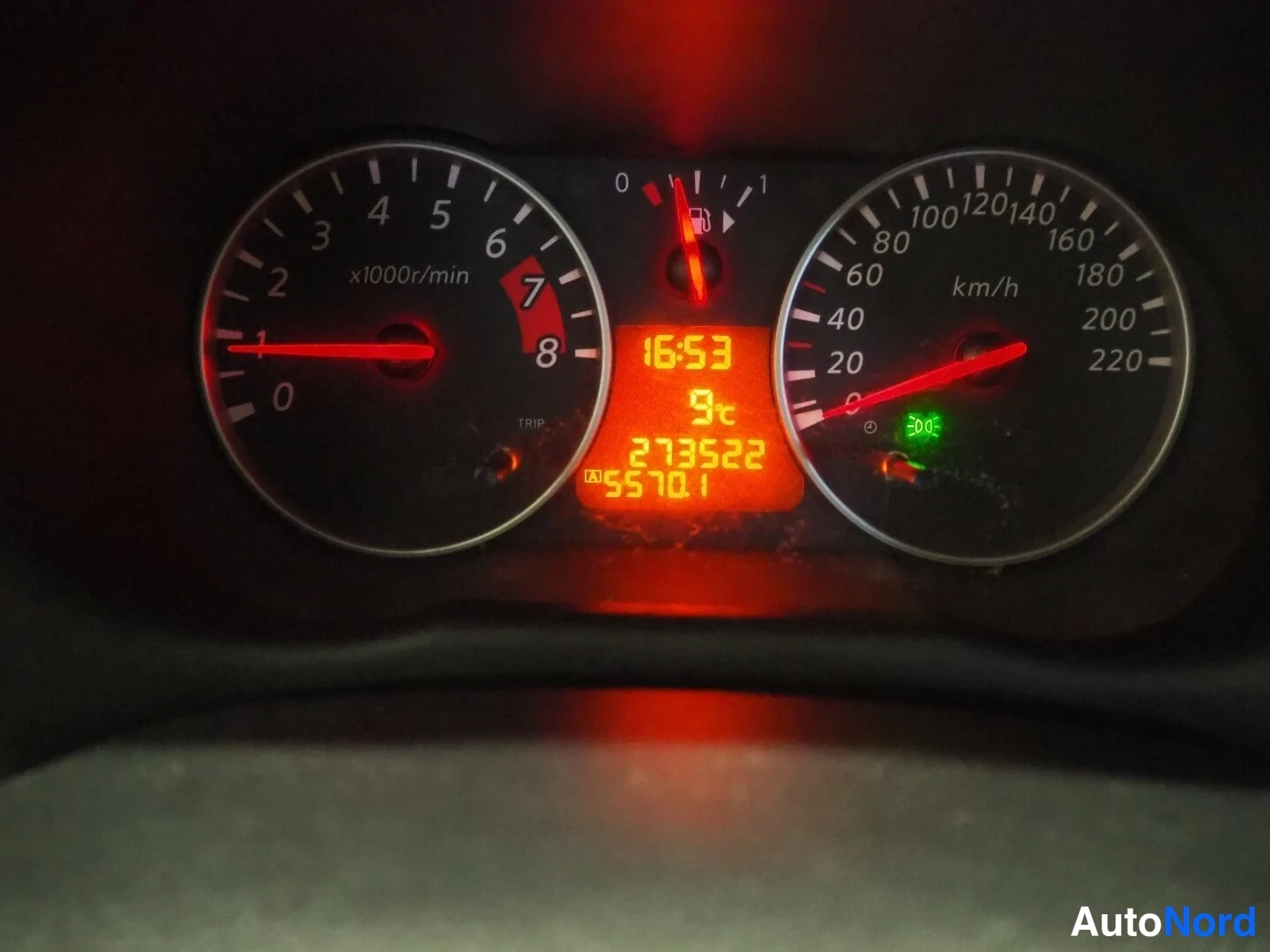 Muu: kojelauta näyttää 273522 km