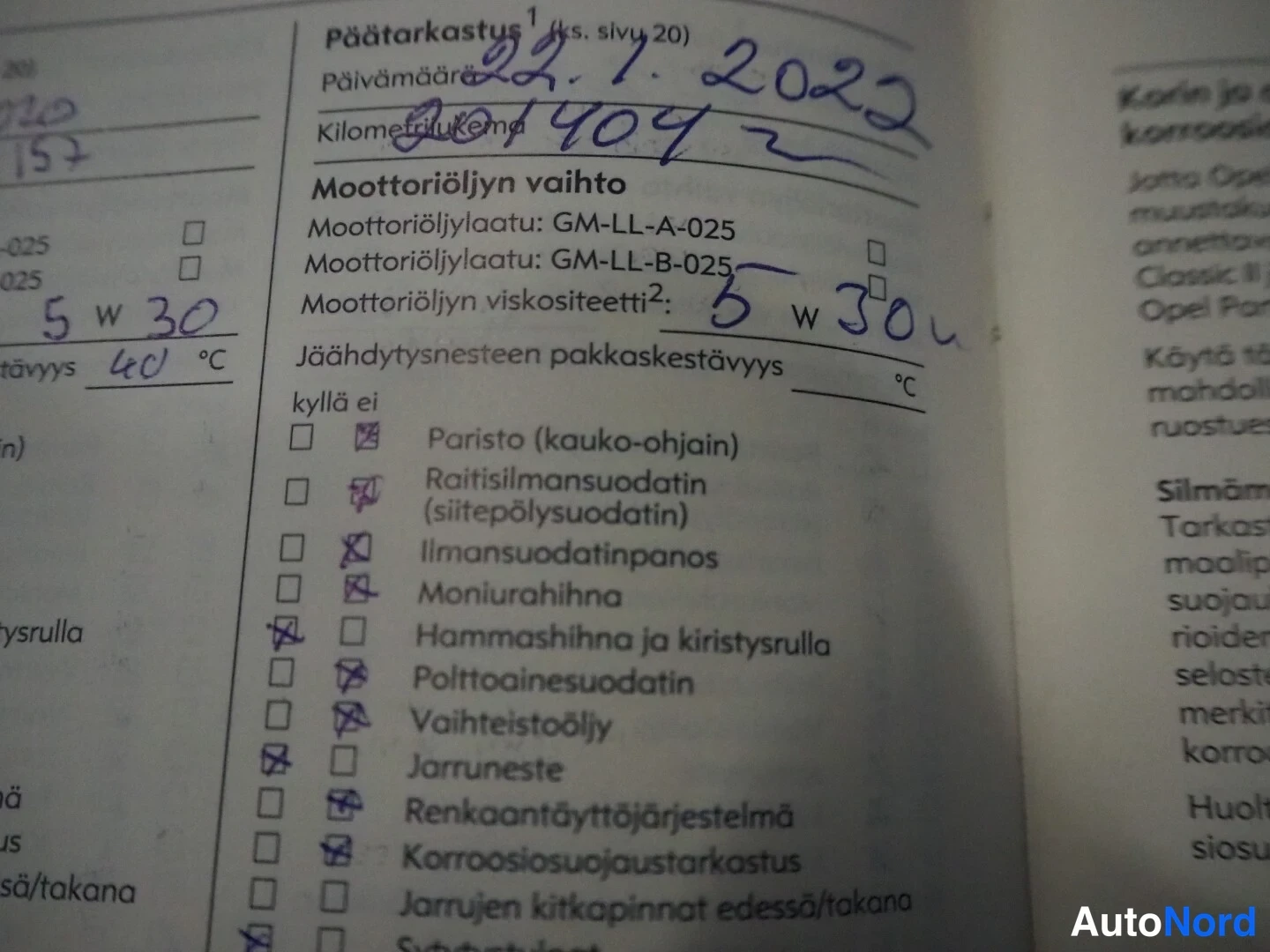 Asiakirja: Lähikuva huoltokirjan rivistöstä: Päätarkastus 22.1.2022, km 201904, öljy 5w30.