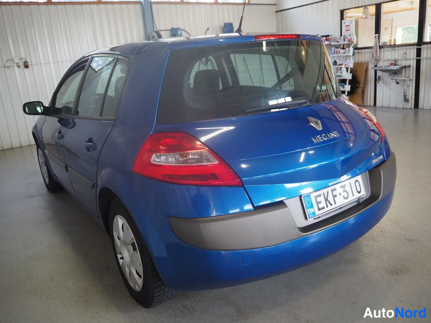 Takaviisto: Renault Megane -farmarinpomo takaa oikealta, sininen