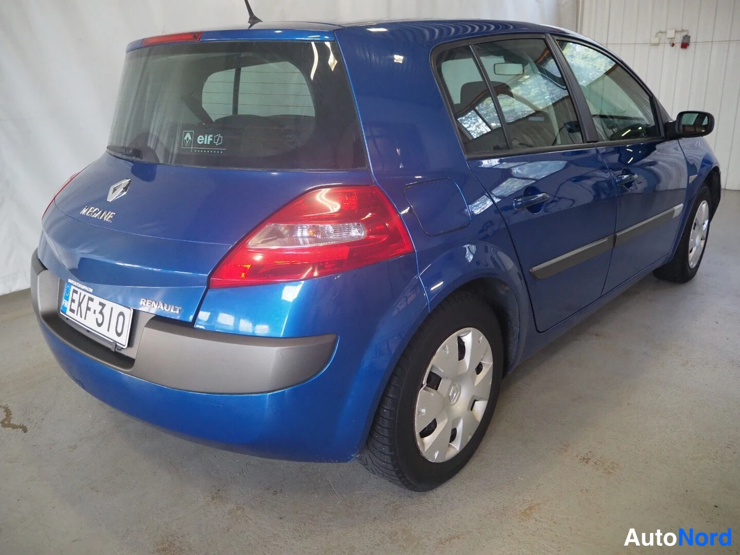 Takaviisto: Renault Megane takaa vasemmalta, sininen