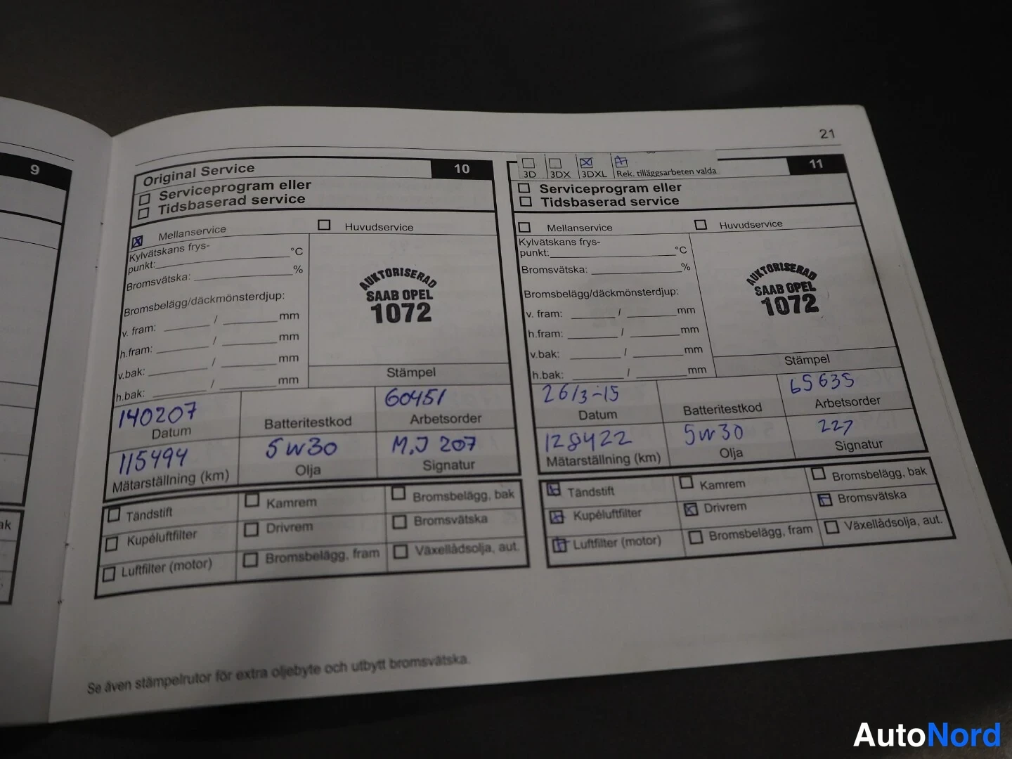 Asiakirja: A two-column service log page with headings Original Service 10 and 11. Stamps show SAAB OPEL authorization number 1072. Handwritten service data includes dates
