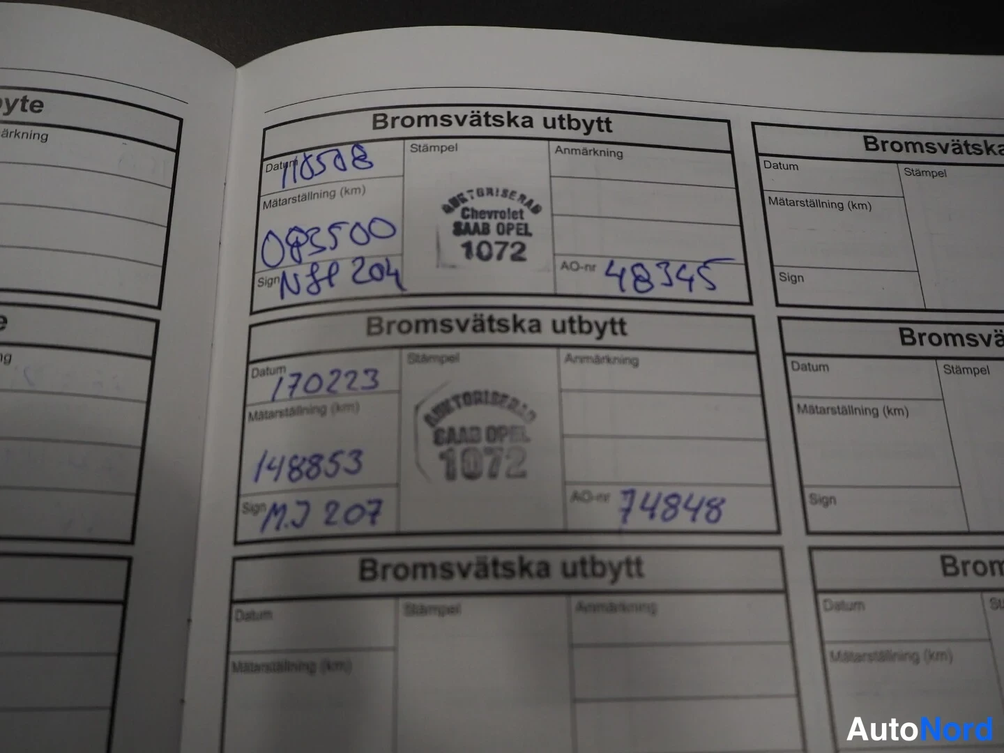 Asiakirja: Huoltokirjan sivu, jossa kaksi täytettyä 'Bromsvätska utbytt' -merkintää: päiväys 160508, matka-arvo 083500 ja allekirjoys NLP 204, sekä päiväys 170223, matka-a