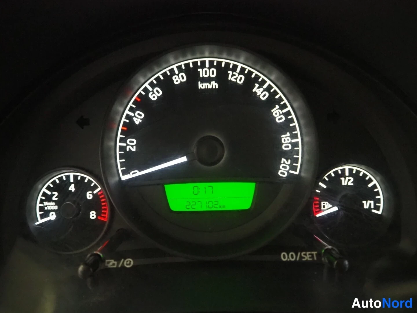 Muu: Mittaristo: nopeusmittari 0–200 km/h, kierroslukumittari ja polttoainemittari, näytössä 227 102 km.