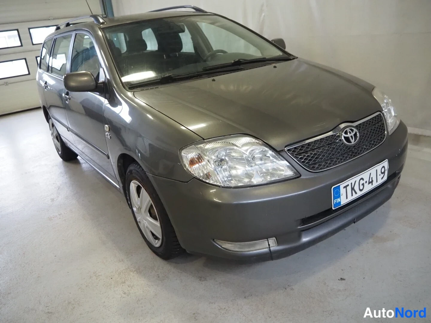 Etuviisto, nokka oikealle: Toyota Corolla Linea SOL 2004