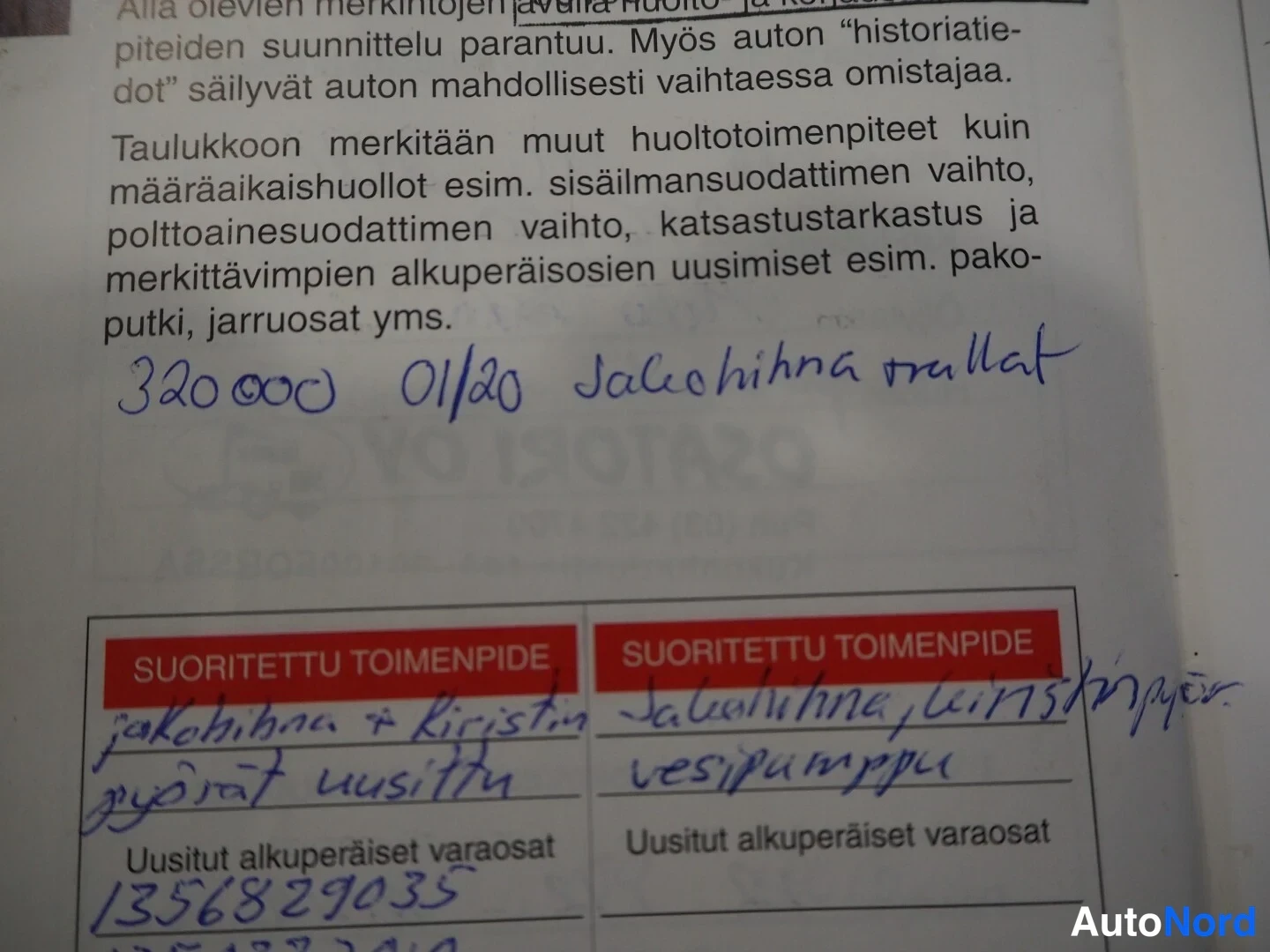 Asiakirja: Lähikuva huoltokirjan sivusta, jossa käsinkirjoitettu merkintä jakohihoista ja huuhteluvaiheista.