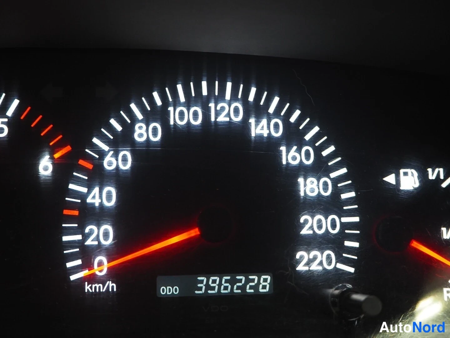Muu: K​​ojelaudan nopeusmittari lähikuva, valitettavasti odometerin lukema ei ole täysin luettavissa tässä kuvassa; asteikko 0–220 km/h.