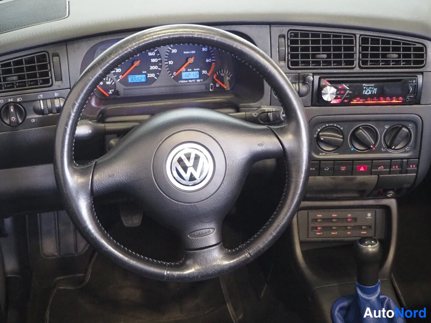 Muu: VW-ohjauspyörä, kojelaudan mittaristo, Pioneer-radio ja manuaalivaihteen vipu.