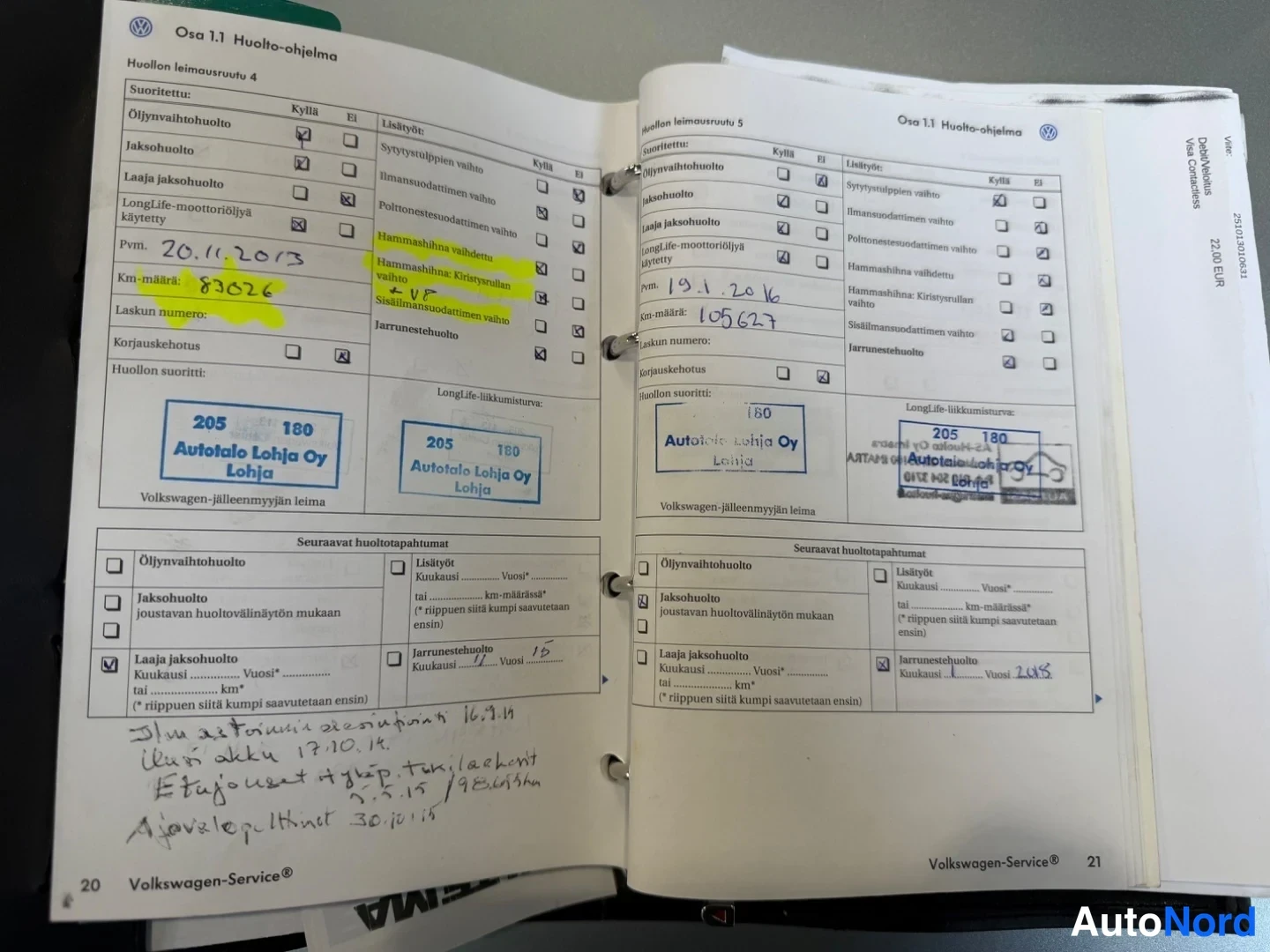 Muu: Avattu Volkswagenin huoltokirja, huoltoleimaurut 4 ja 5 merkintöineen vuosilta 2013 ja 2016.