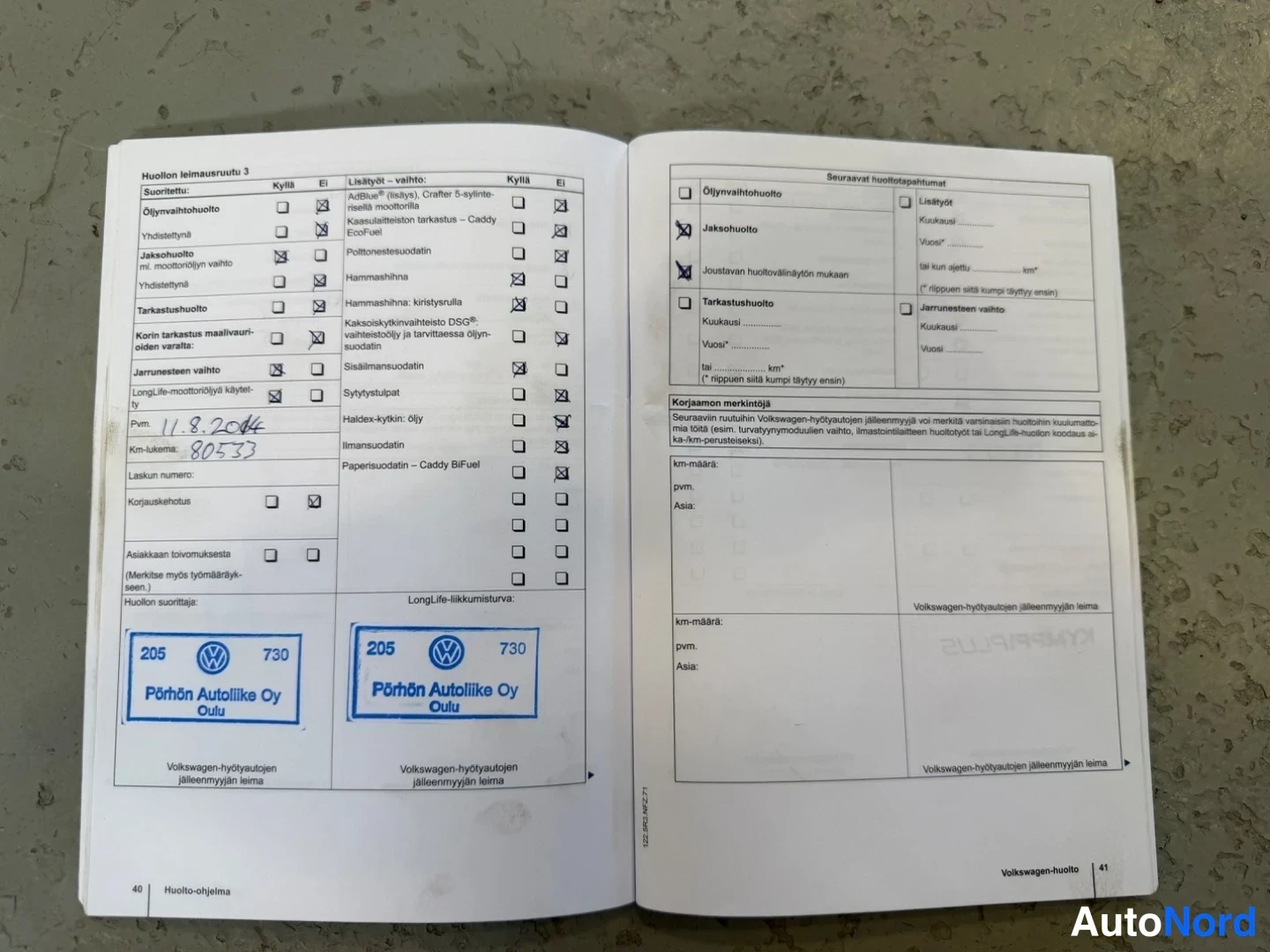 Asiakirja: Avattu huoltokirjan sivu 40–41. Keskityttyyn vasemmalla olevaan yhtiöön (Pörhön Autoliike Oy) ja sen siniseen leimastamoon. Kirjaus: Pvm. 11.8.2014, Km-luku: 80