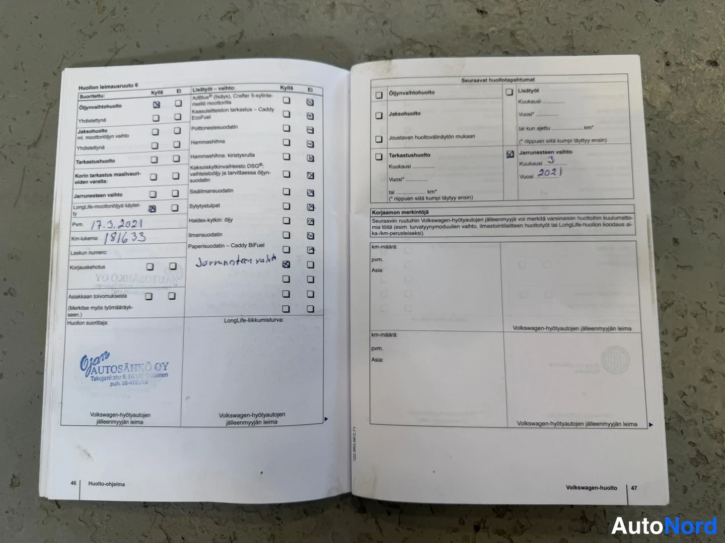 Asiakirja: Avattu huoltokirjan sivu 46–47. Sininen leima 'Ojan AUTOSÄHKÖ OY'. Vasen sivu sisältää merkinnät 'Jarrunesteen vaihto' ja 'Pvm. 17.3.2021', 'Km-luku: 181633'. O