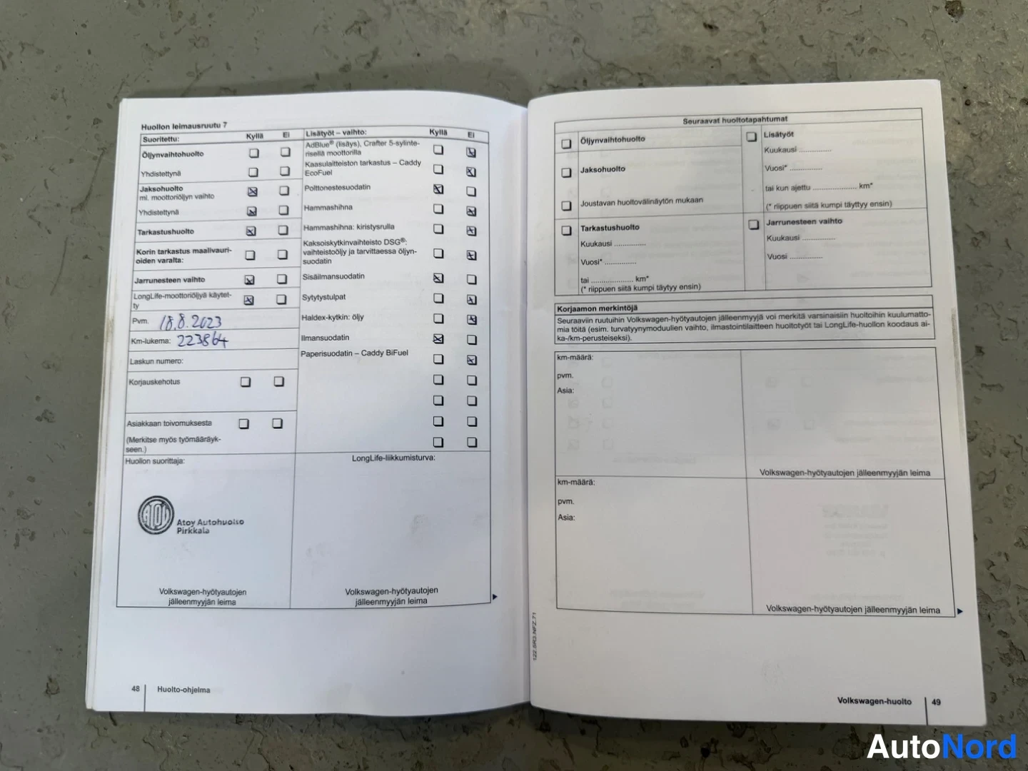 Muu: Avattu Volkswagen-huoltokirja, huoltolen Maarautu 7 täytettynä: jarrusteiden vaihto merkitty 18.8.2023, km-lukema 22864, Allay Autohuolto Pirkkalan leima.