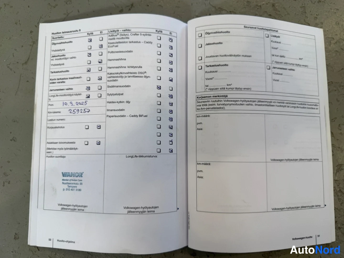 Muu: Avattu Volkswagen-huoltokirja, huoltolen Maarautu 8 täytettynä: öljynvaihto- ja tarkastushuolto merkitty 10.3.2025, km-lukema 259252, WahoTeknik Torlonen leima.