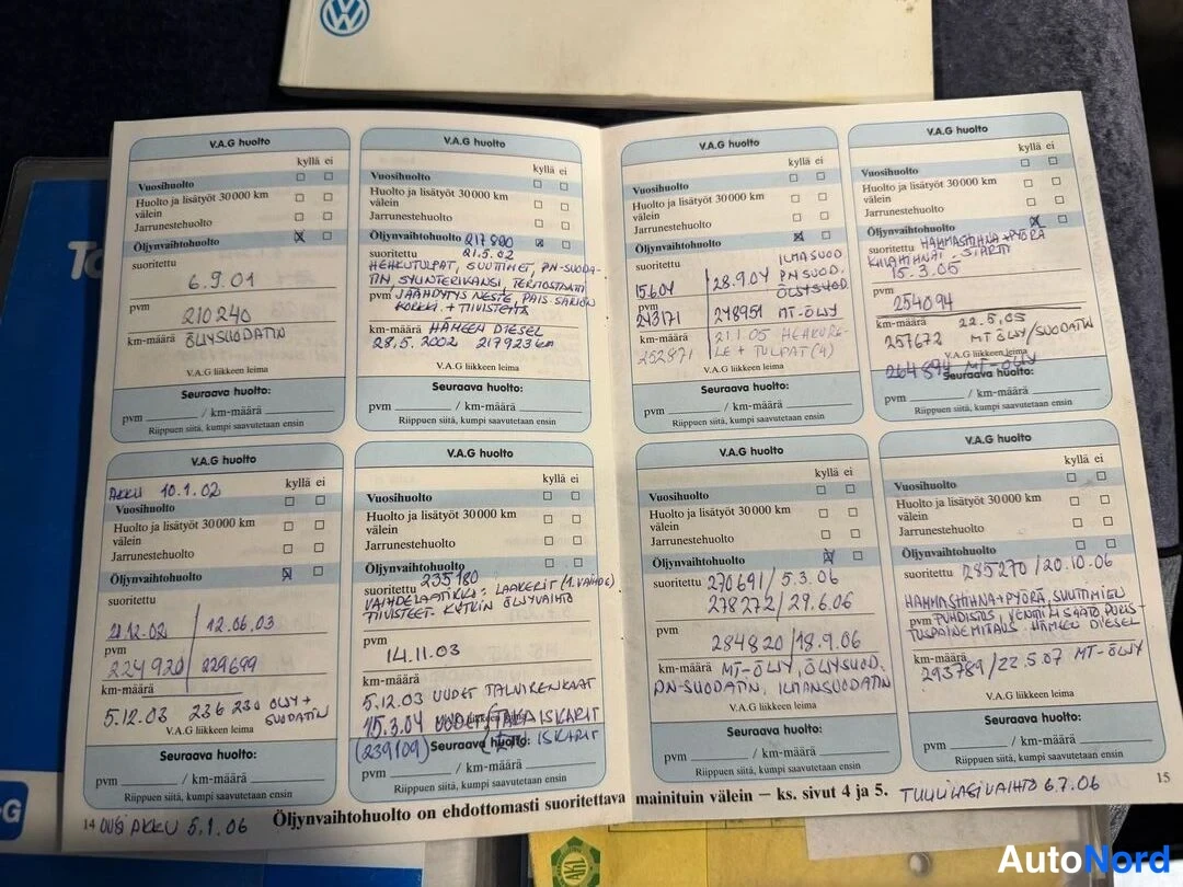 Asiakirja: V.A.G huoltokirjan sivu, jolla käsinkirjoitettuja huolto- ja öljynvaihtomerkintöjä vuosilta 2001–2007 kilometrilukemineen.