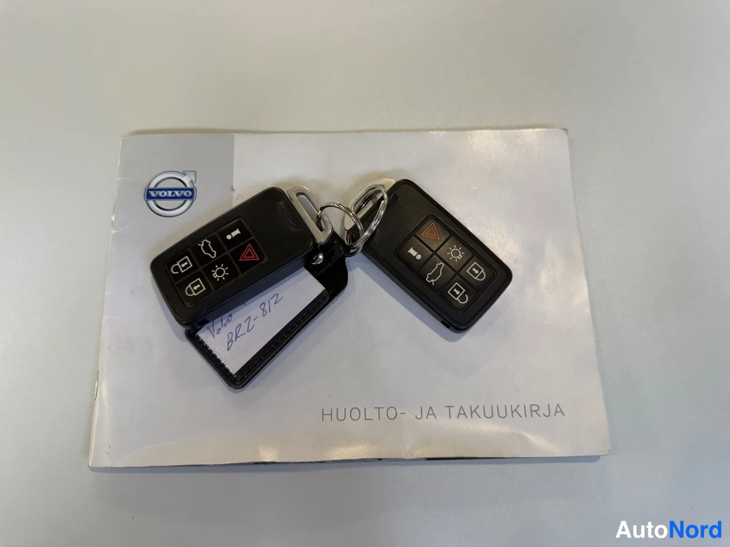 Asiakirja: Volvo-avaimet ja huolto- ja takuukirja