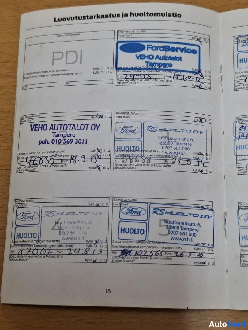 Muu: Huoltokirjan sivu 16, luovutustarkastus ja huoltomuistio, leimattuja huoltoleimoja FordServicelta, Veho Autotalot Oy Tampereelta ja RS Huolto Oy:ltä.