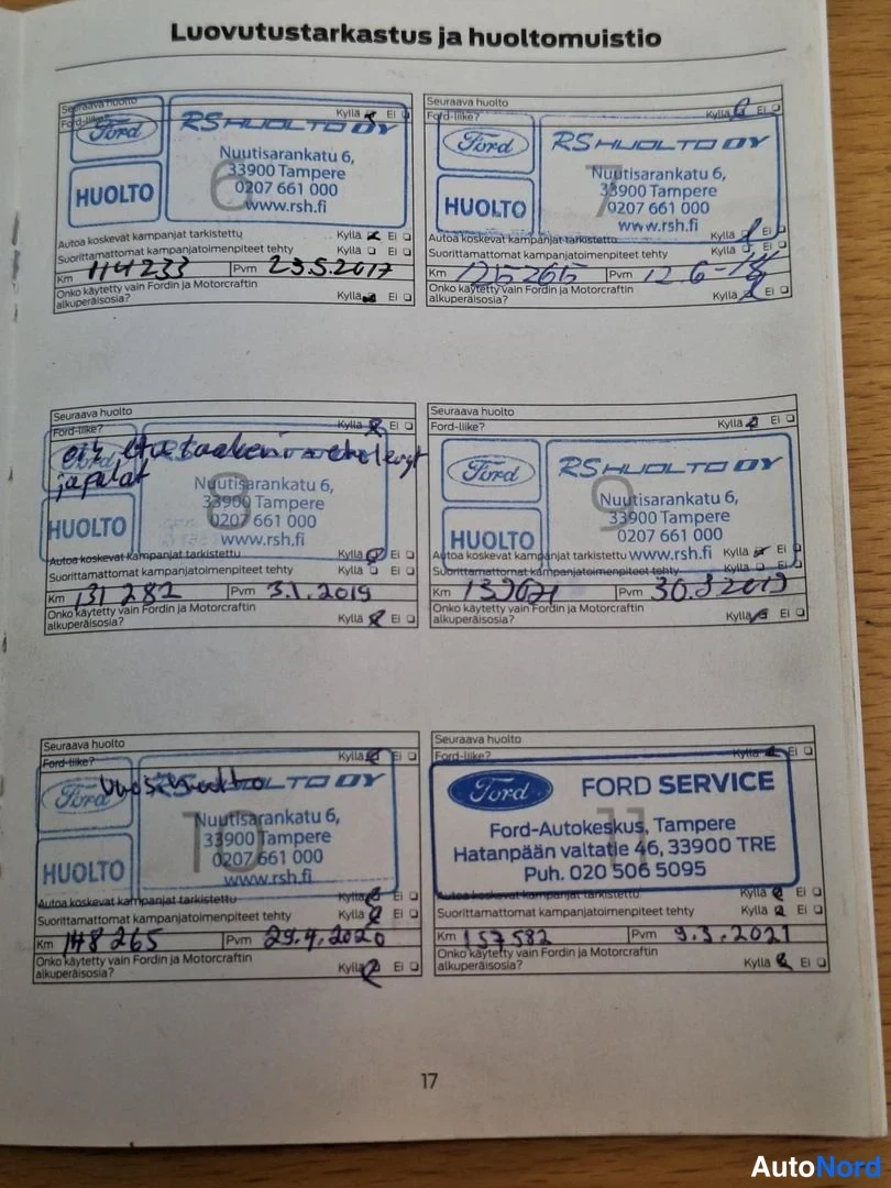 Muu: Huoltokirjan sivu 17, luovutustarkastus ja huoltomuistio, RS Huolto Oy:n ja Ford Servicen leimoja käsinkirjoitetuilla km- ja päivämäärätiedoilla.
