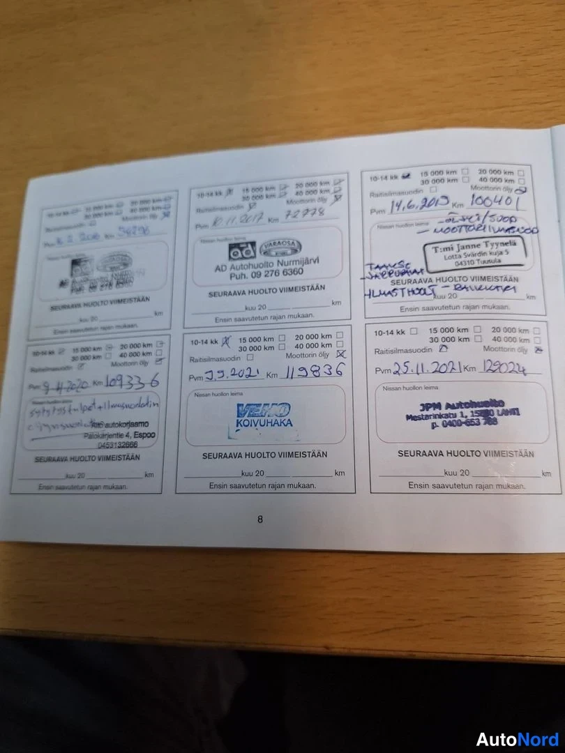 Muu: Huoltopassikirjan sivu kahdeksalla huoltomerkinnällä, leimoilla kuten AD Autohuolto Nurmijärvi, VEHO Kouvahaka ja JPM Autobuldi, sekä käsinkirjoitetuilla päiväm
