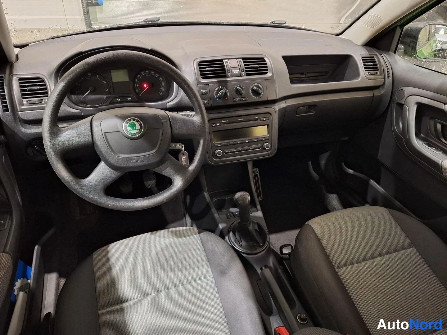 Muu: Skoda-ohjauspyörä, manuaalivaihteiston vaihdekeppi ja radio-konsoli.