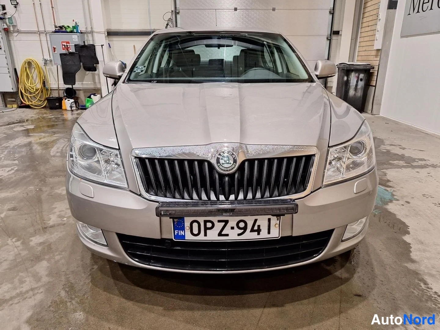 Edestä: Škoda Octavian keulakuva suoraan edestä; rekisterikilpi.