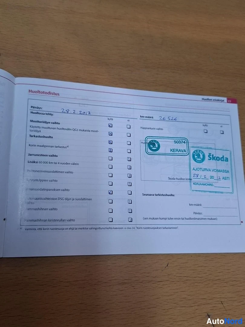 Asiakirja: Huoltotodistus (palvelu-todistus), jolla on päivämäärä 28.3.2017 ja kilometriluku 26524; oikeassa yläkulmassa näkyy sinisessä Škodan stempissä voimaantuloaikana