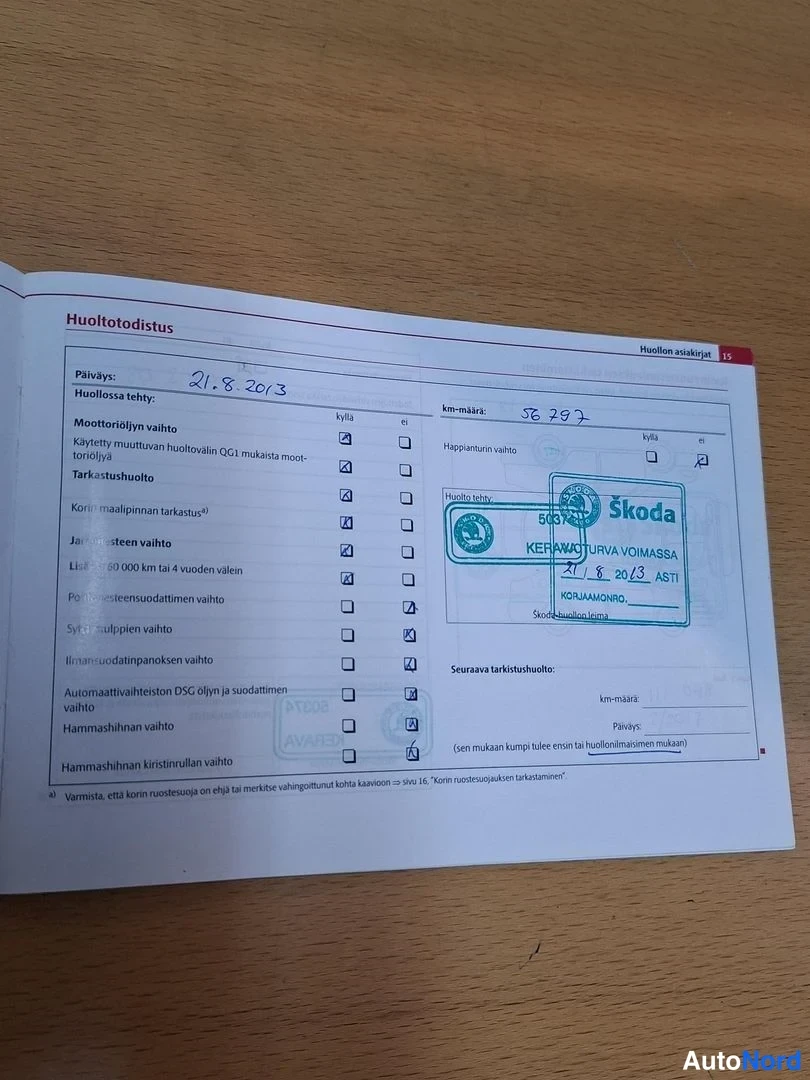 Asiakirja: Huoltotodistus, jossa on päivämäärä 21.8.2013 ja kilometriluku 38297; sininen Škodan leima osoittaa voimassaolon 21.8.2013 asti.