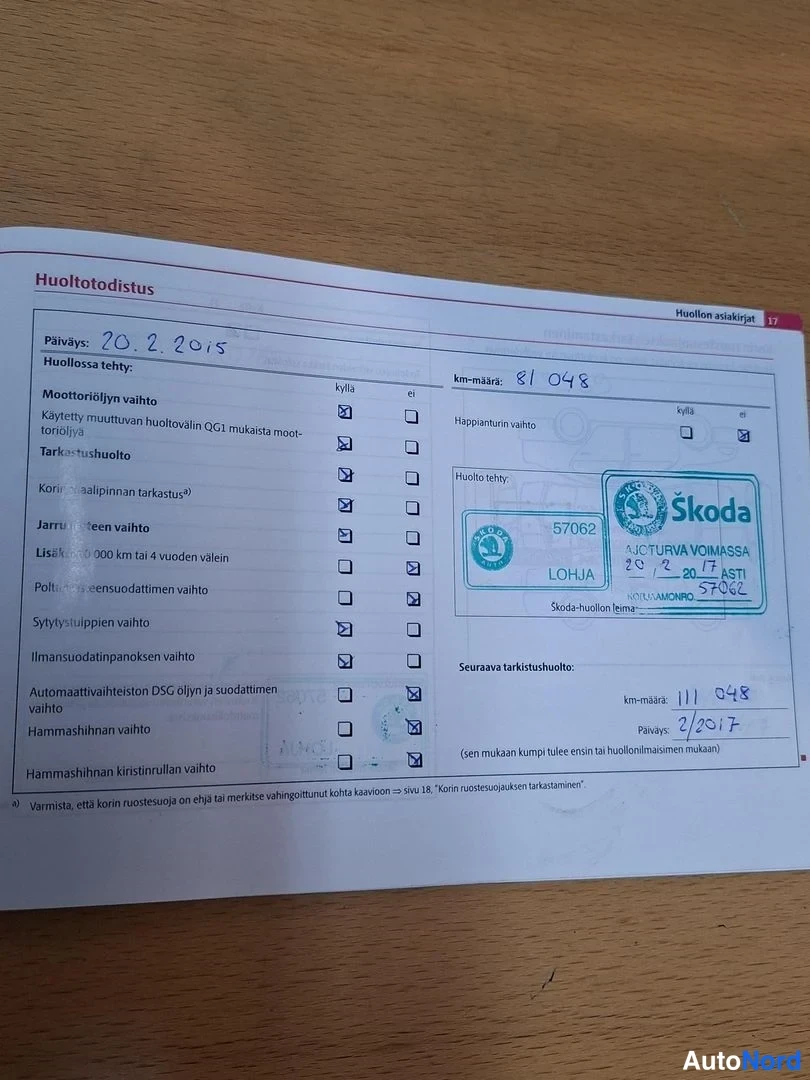 Asiakirja: Huoltotodistus sivulla 17; päiväys 20.2.2015, km-lukema 81048, seuraavaksi tarkoitus huolletta 2/2017; Škoda-merkkiset leimat Lohja ja numerot 57062/57062.