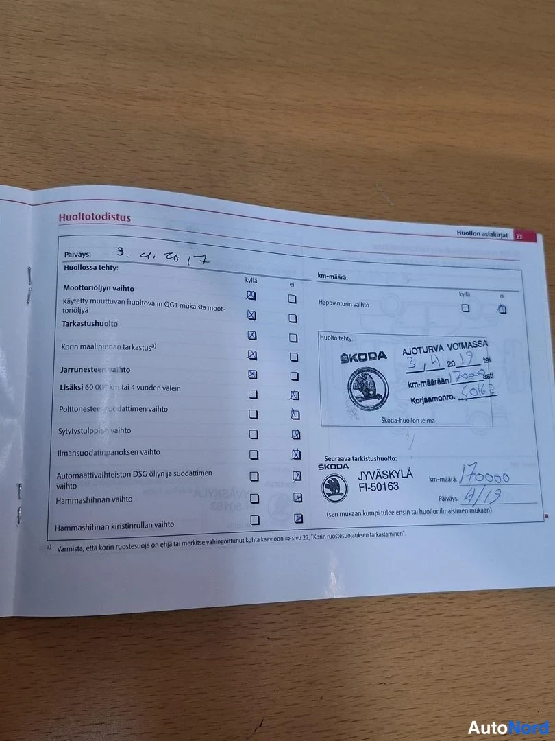 Asiakirja: Huoltokirjan sivu Huoltotodistus, käsin merkitty huolto päiväys 3.4.2017, leima AJOTURVA VOIMASSA ja km-määrä 170000, seuraava tarkastushuolto Jyväskylä FI-5016