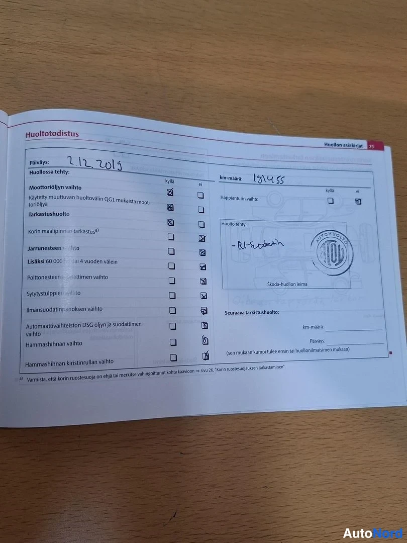 Asiakirja: Huoltokirjan sivu Huoltotodistus, käsin merkitty huolto päiväys 2.12.2015, km-määrä 131455, huoltoa koskeva merkintä ja pyöreä leima.